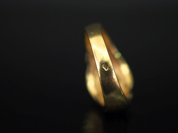 Bague de forme mouvementée en or jaune 750, à décor de godrons et sert