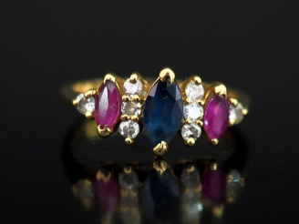 Vente aux enchères Bague jarretière en or jaune 750, sertie de pierres de couleur de form