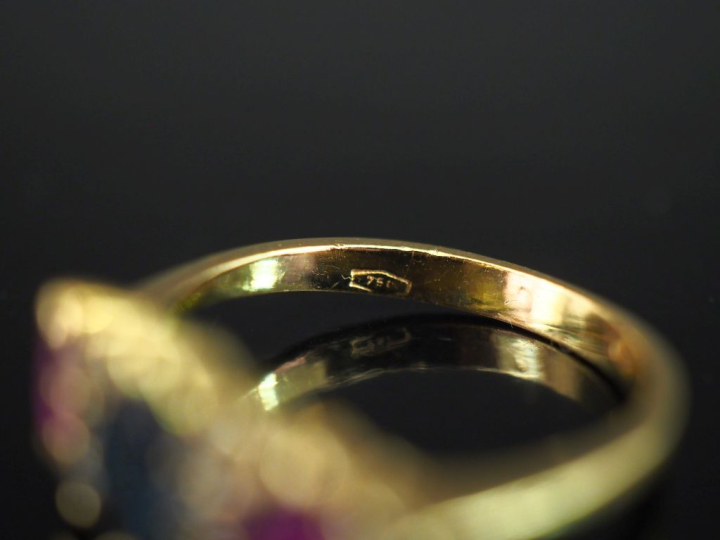 Bague jarretière en or jaune 750, sertie de pierres de couleur de form