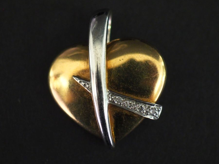 CHAUMET (dans le goût de) Pendentif deux tons d'or 750, en forme de cœ