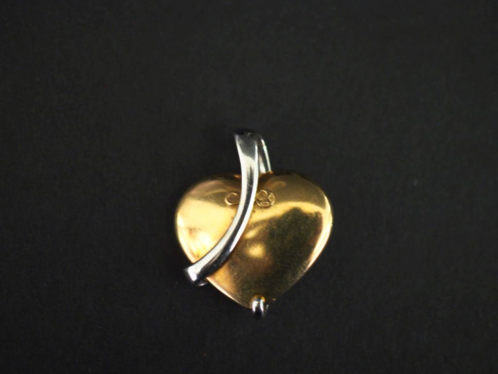 CHAUMET (dans le goût de) Pendentif deux tons d'or 750, en forme de cœ