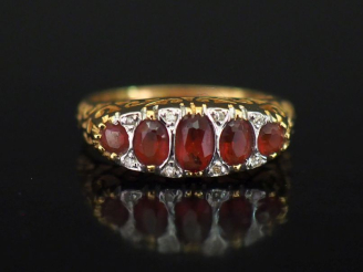 Vente aux enchères Bague jarretière en or jaune 750, sertie de cinq pierres roses en chut