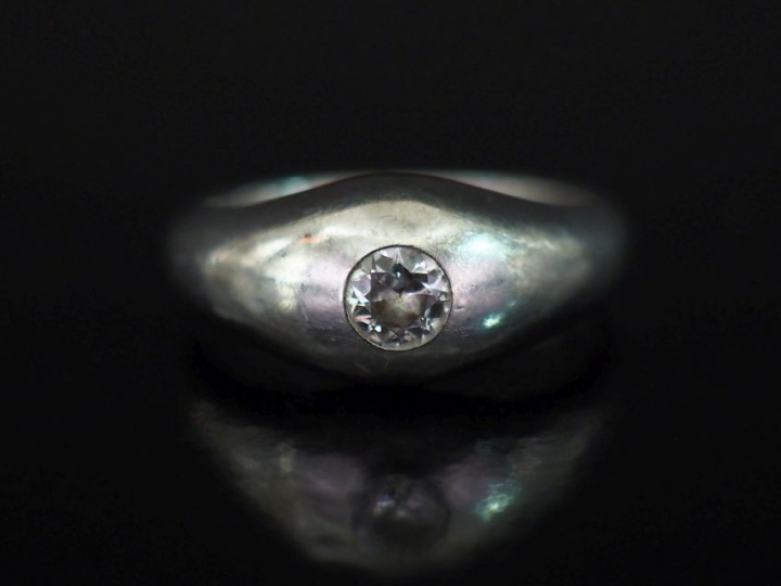 Bague jonc en or blanc 750, sertie en son centre d'un diamant de 0,2 c