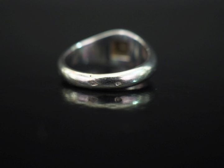 Bague jonc en or blanc 750, sertie en son centre d'un diamant de 0,2 c