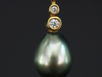 Vente aux enchères Pendentif en or jaune 750, serti d'une perle grise surmontée de deux d