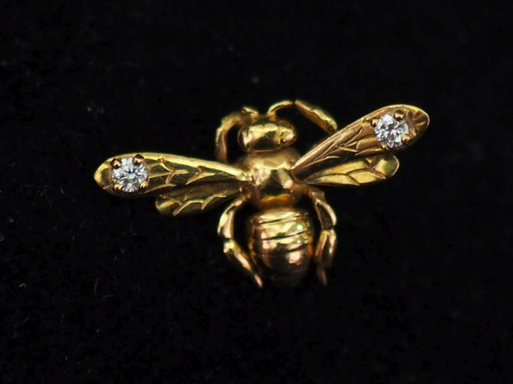 Perce oreille en or jaune 750 en forme de guêpe, agrémenté de deux dia