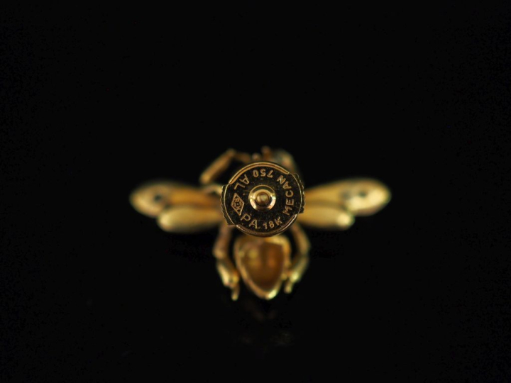 Perce oreille en or jaune 750 en forme de guêpe, agrémenté de deux dia