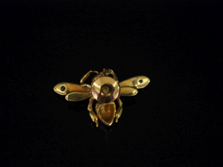 Perce oreille en or jaune 750 en forme de guêpe, agrémenté de deux dia