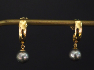 Vente aux enchères Paire de perces oreilles Napoléon III en or jaune 750, à décor d'une p