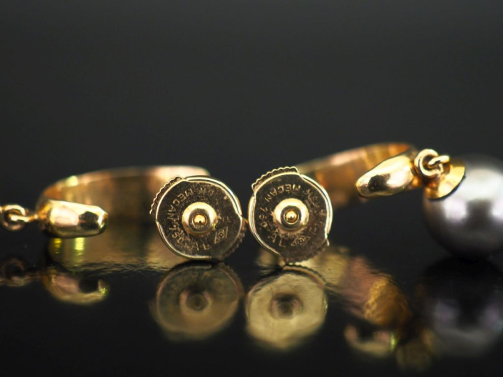 Paire de perces oreilles Napoléon III en or jaune 750, à décor d'une p