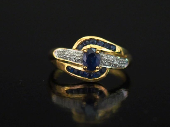 Bague de forme tourbillon en or jaune 750, sertie en son centre d'un s