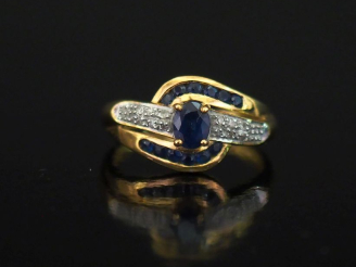 Vente aux enchères Bague de forme tourbillon en or jaune 750, sertie en son centre d'un s