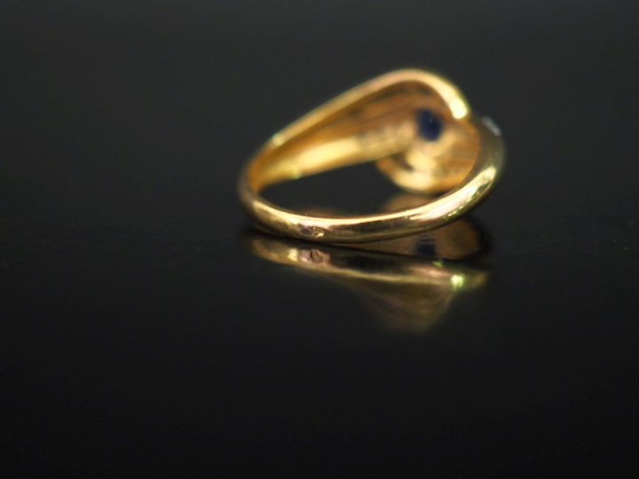 Bague de forme tourbillon en or jaune 750, sertie en son centre d'un s