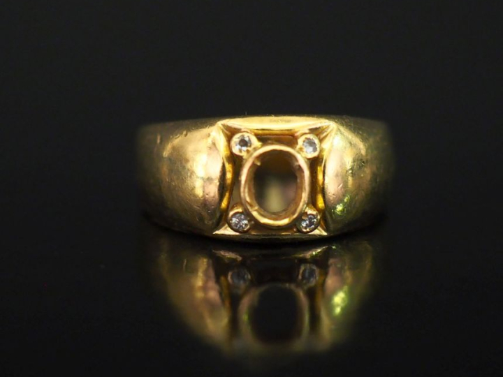 Bague en or jaune 750, sertie de quatre petits éclats de diamant.  TDD
