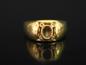 Vente aux enchères Bague en or jaune 750, sertie de quatre petits éclats de diamant.  TDD