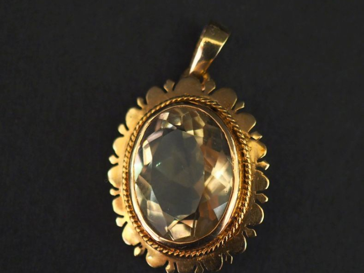 Pendentif ovale en or jaune 750, serti en son centre d'un quartz jaune