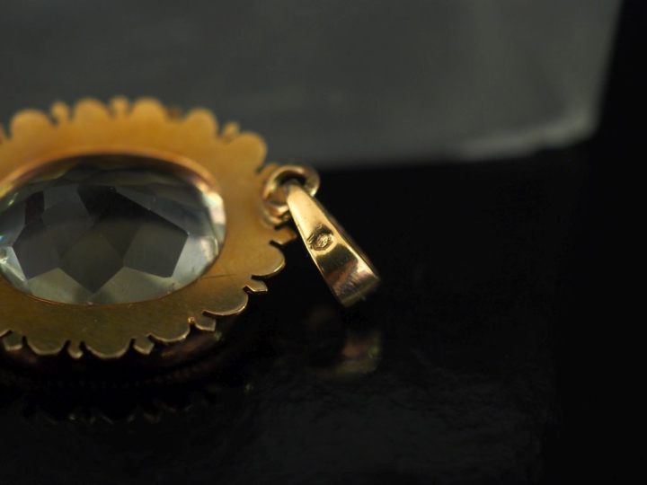 Pendentif ovale en or jaune 750, serti en son centre d'un quartz jaune