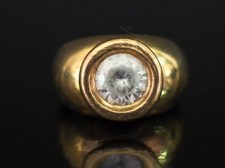 Vente aux enchères Bague en or jaune 750, sertie en son centre d'une pierre à l'imitation