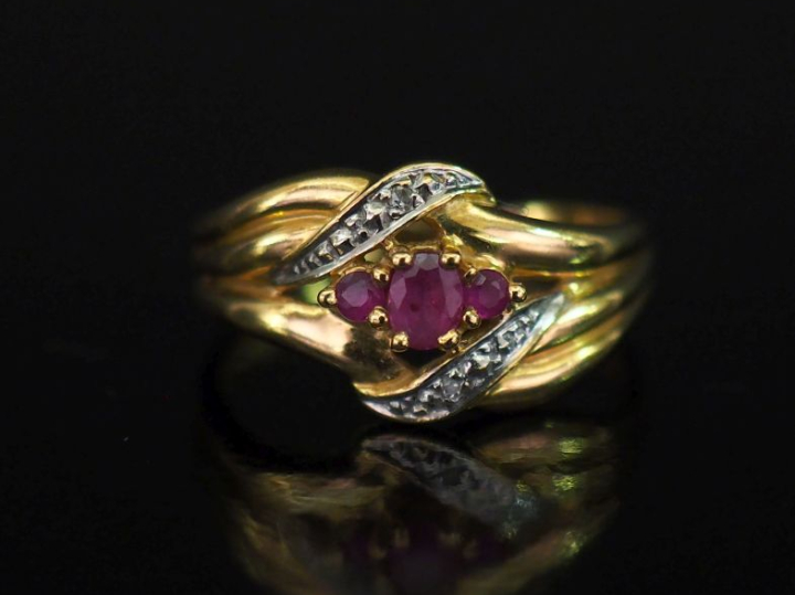 Bague de forme mouvementée en or jaune 750, sertie en son centre de tr