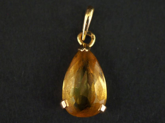 Vente aux enchères Pendentif en forme de goutte or jaune 750, serti en son centre d'un qu