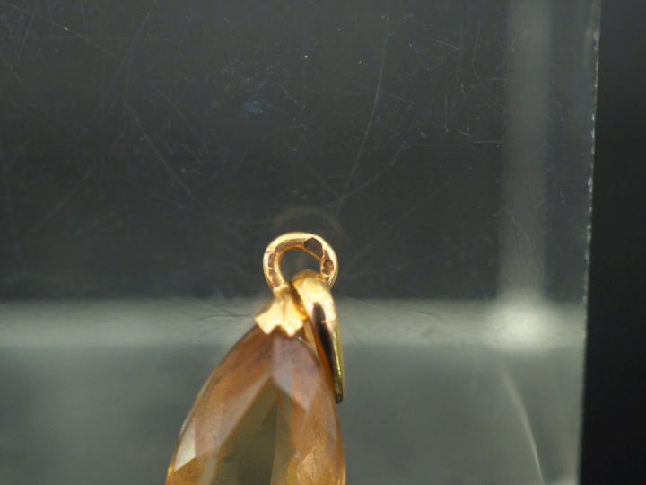 Pendentif en forme de goutte or jaune 750, serti en son centre d'un qu