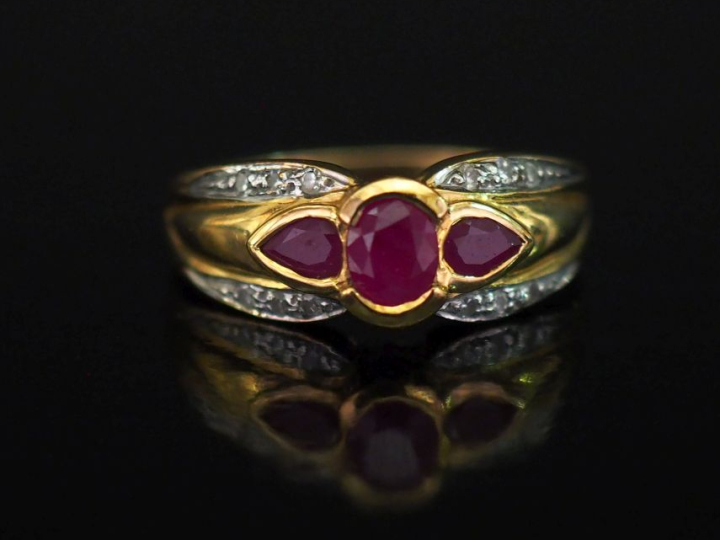 Bague jonc en or jaune 750, sertie de trois pierres roses et de petits