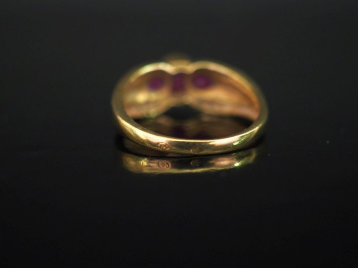 Bague jonc en or jaune 750, sertie de trois pierres roses et de petits