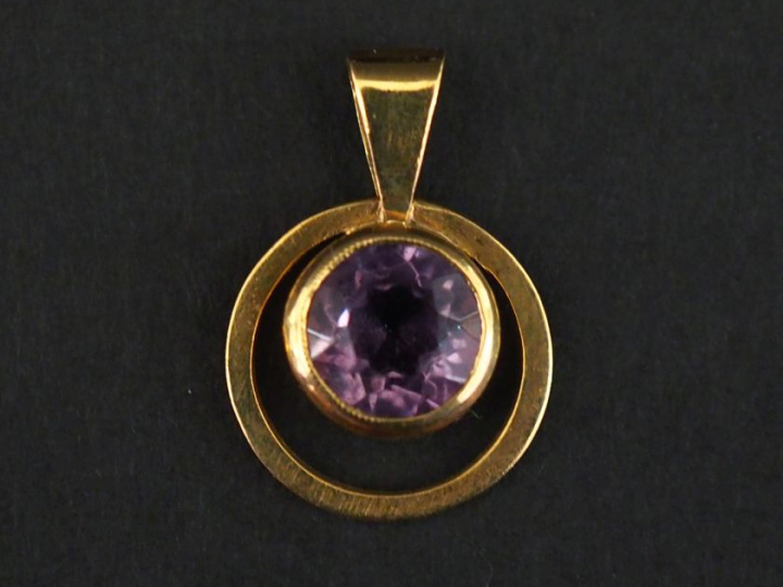 Pendentif ajouré en or jaune 750, orné d'une améthyste (?) sertie clos