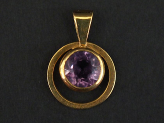 Vente aux enchères Pendentif ajouré en or jaune 750, orné d'une améthyste (?) sertie clos
