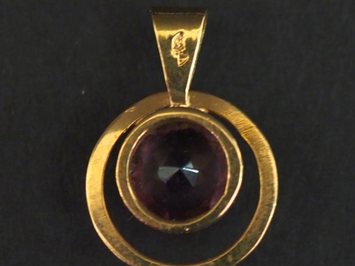 Pendentif ajouré en or jaune 750, orné d'une améthyste (?) sertie clos
