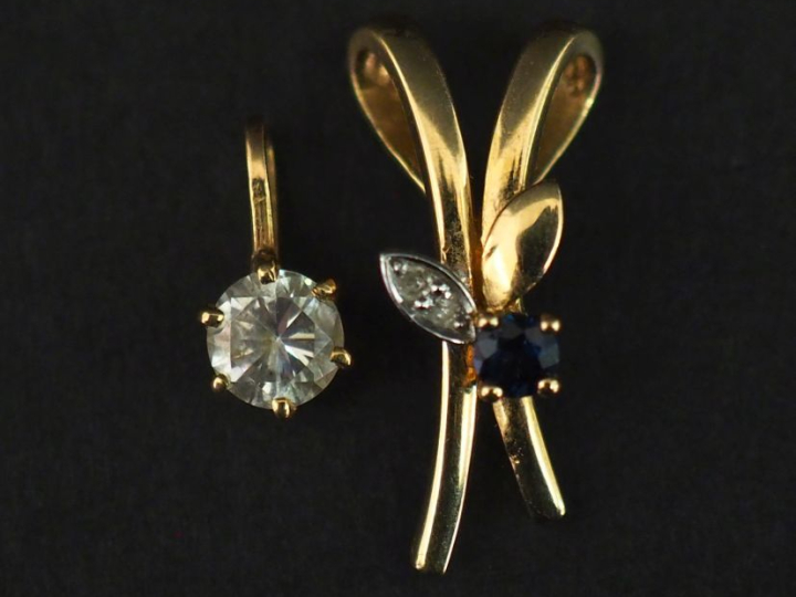 Ensemble comprenant :  - un pendentif de forme stylisée en or jaune 75