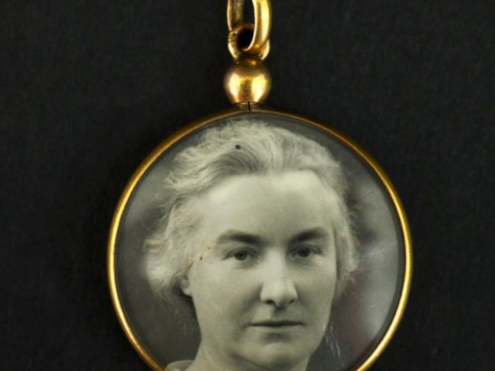 Pendentif porte photo en verre et or jaune 750. Diam. 2,8 cm Poids tel