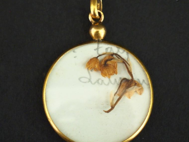 Pendentif porte photo en verre et or jaune 750. Diam. 2,8 cm Poids tel