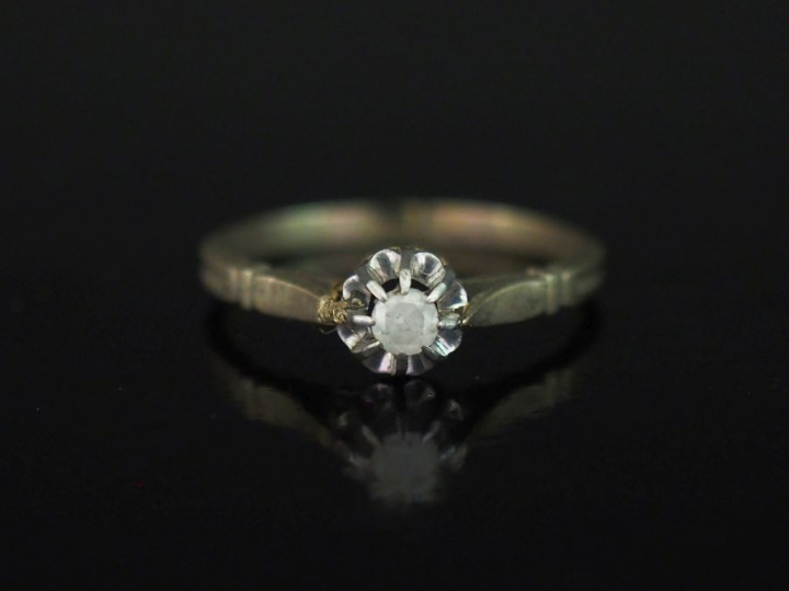 Bague de forme solitaire en platine et or blanc 750, sertie en son cen