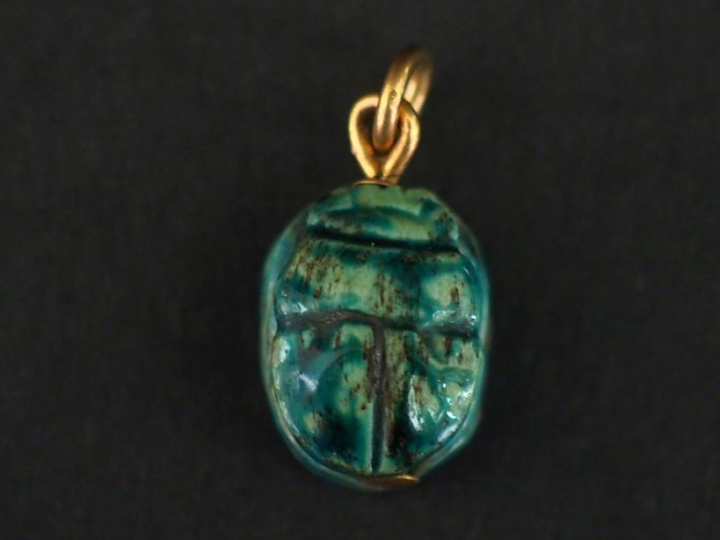 Pendentif en pierre dure en forme de scarabée. Bélière en or jaune 750