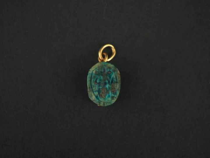 Pendentif en pierre dure en forme de scarabée. Bélière en or jaune 750