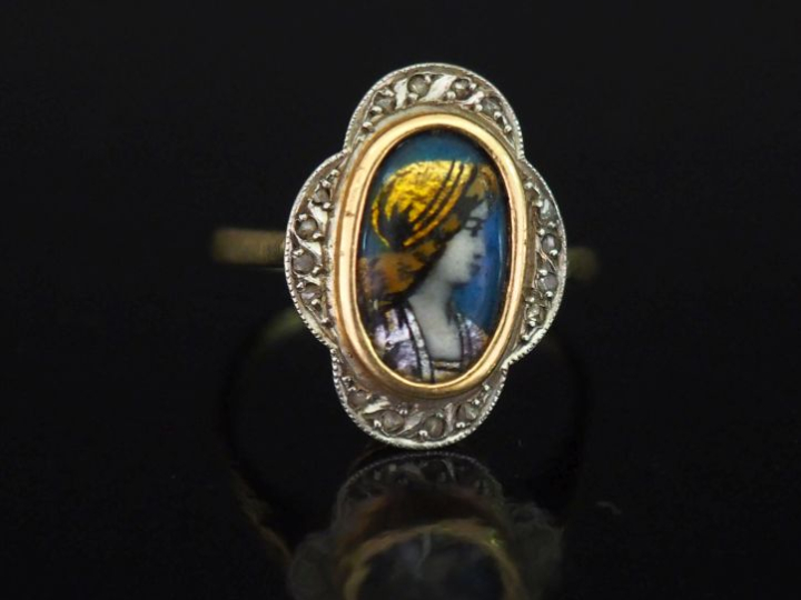 Bague de forme quadrilobée en or jaune 750, sertie en son centre d'un 