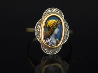 Vente aux enchères Bague de forme quadrilobée en or jaune 750, sertie en son centre d'un 