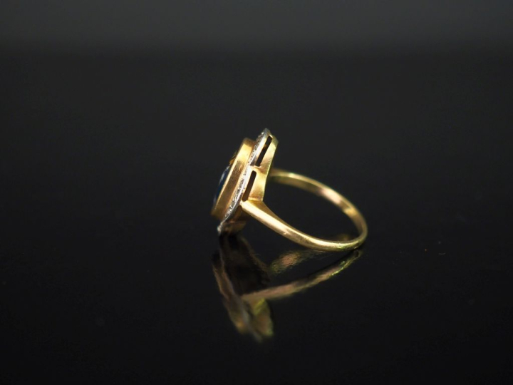 Bague de forme quadrilobée en or jaune 750, sertie en son centre d'un 