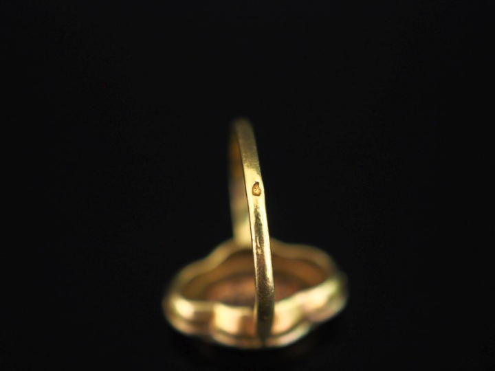 Bague de forme quadrilobée en or jaune 750, sertie en son centre d'un 