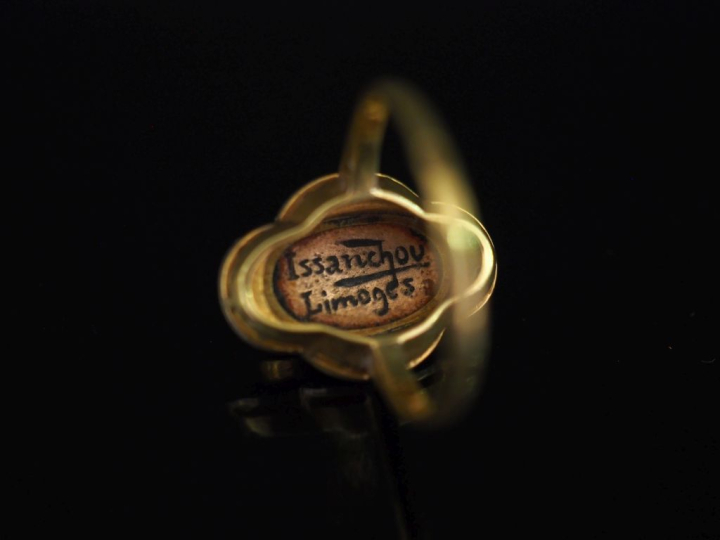 Bague de forme quadrilobée en or jaune 750, sertie en son centre d'un 