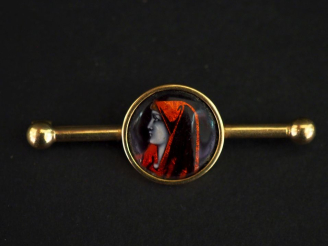 Vente aux enchères Broche barrette en or jaune 750, à décor en son centre d'un médaillon 