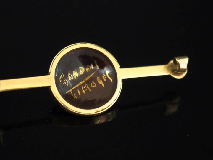 Broche barrette en or jaune 750, à décor en son centre d'un médaillon 