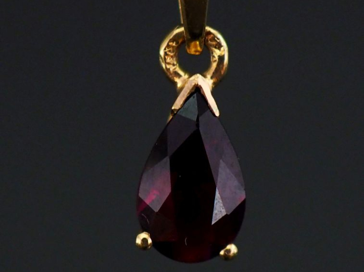 Pendentif en forme de goutte en or jaune 750, serti d'une pierre rouge