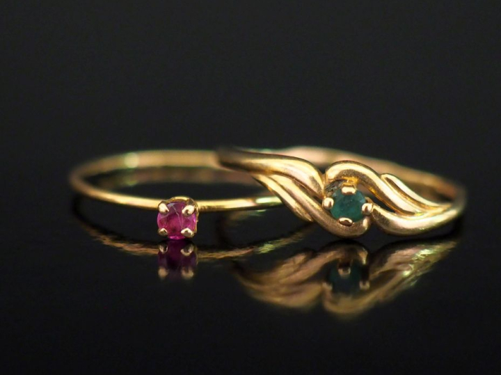 Ensemble comprenant :  - une petite bague jonc en or jaune 750, sertie