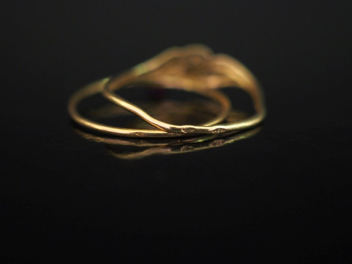 Ensemble comprenant :  - une petite bague jonc en or jaune 750, sertie