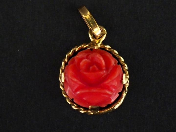 Petit pendentif circulaire en or jaune 750, serti en son centre d'un r