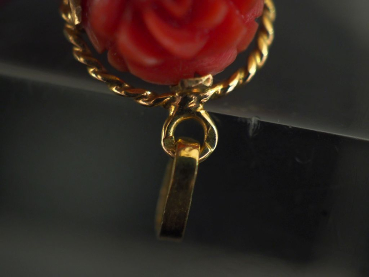 Petit pendentif circulaire en or jaune 750, serti en son centre d'un r