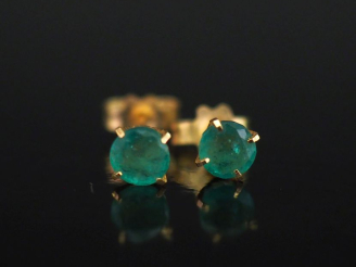 Vente aux enchères Paie de puces d'oreilles en or jaune 750, serties en leur centre d'une