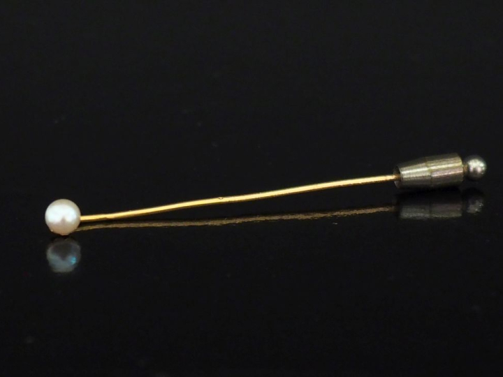 Epingle à cravate en or jaune 750, ornée d'une perle blanche.  Long. 7